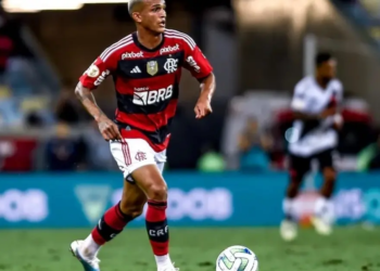 Jogador Flamengo é acusado de agressão e ameaça a homem em quiosque na praia