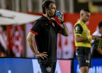 “São jogadores que se destacaram nas suas equipes”, diz Léo Condé sobre reforços do Vitória