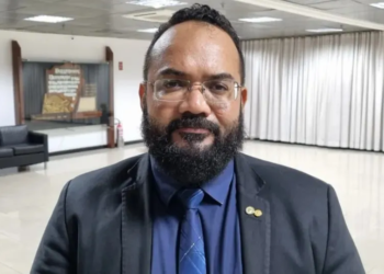 Indiciamento de Bolsonaro tira foco dos problemas do país, diz Leandro