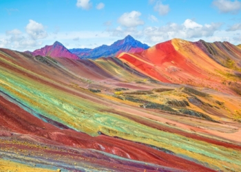 Raio mata guia e fere seis turistas no Peru