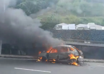 Carro pega fogo na Avenida Bonocô, em Salvador
