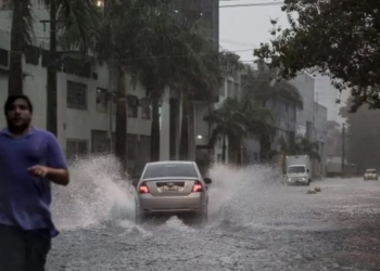 Transtornos causados pela chuva continuam nesta segunda-feira (15) em Salvador