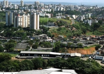 Acidente entre veículo de passeio e micro-ônibus dificulta acesso a Bonocô
