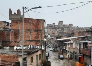 Fortes chuvas na madrugada causaram deslizamentos de terra em Salvador