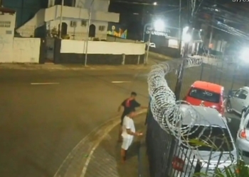 Homens são flagrados incendiando carro no Barbalho