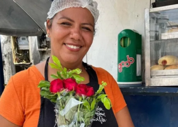 Solteira, Mani Reggo volta a trabalhar na barraca de lanches