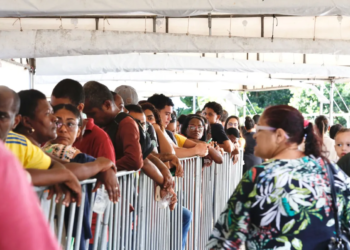 Cidadãos enfrentam fila no último dia de regularização eleitoral