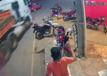 Carreta desgovernada bate em carro e invade casas na Bahia; veja
