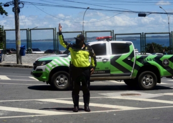 Carro atinge bloco e invade calçada no bairro do Rio Vermelho em Salvador