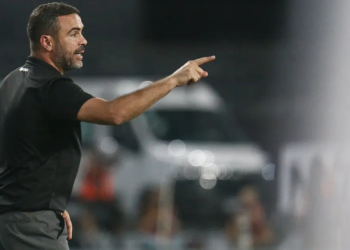 Artur Jorge explica zagueiro no ataque durante a derrota do Botafogo para o Bahia: “É uma situação do recurso”