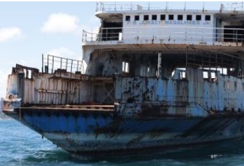 Ferryboat é afundado para criar recife artificial em Salvador