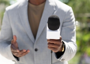 Jornalista de emissora de TV vai para encontro marcado por aplicativo e cai do 3º andar de prédio