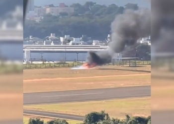 Avião pega fogo após queda no aeroclube de Bauru em São Paulo