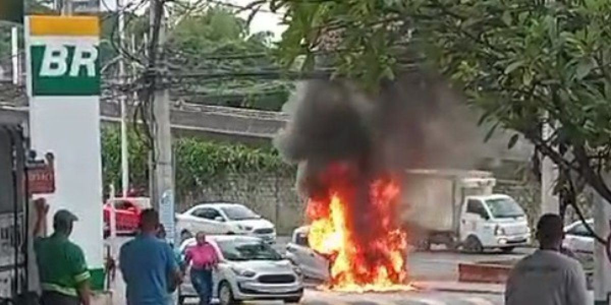 Carro pega fogo na Av. Juracy Magalhães
