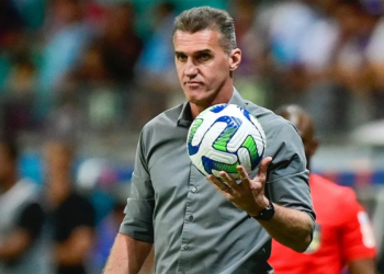 Ex-treinador do Vitória joga bola em gandula e é expulso na Série B