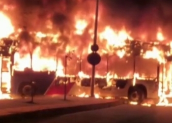 Ônibus é incendiado na Avenida Suburbana e policiamento na região é reforçado