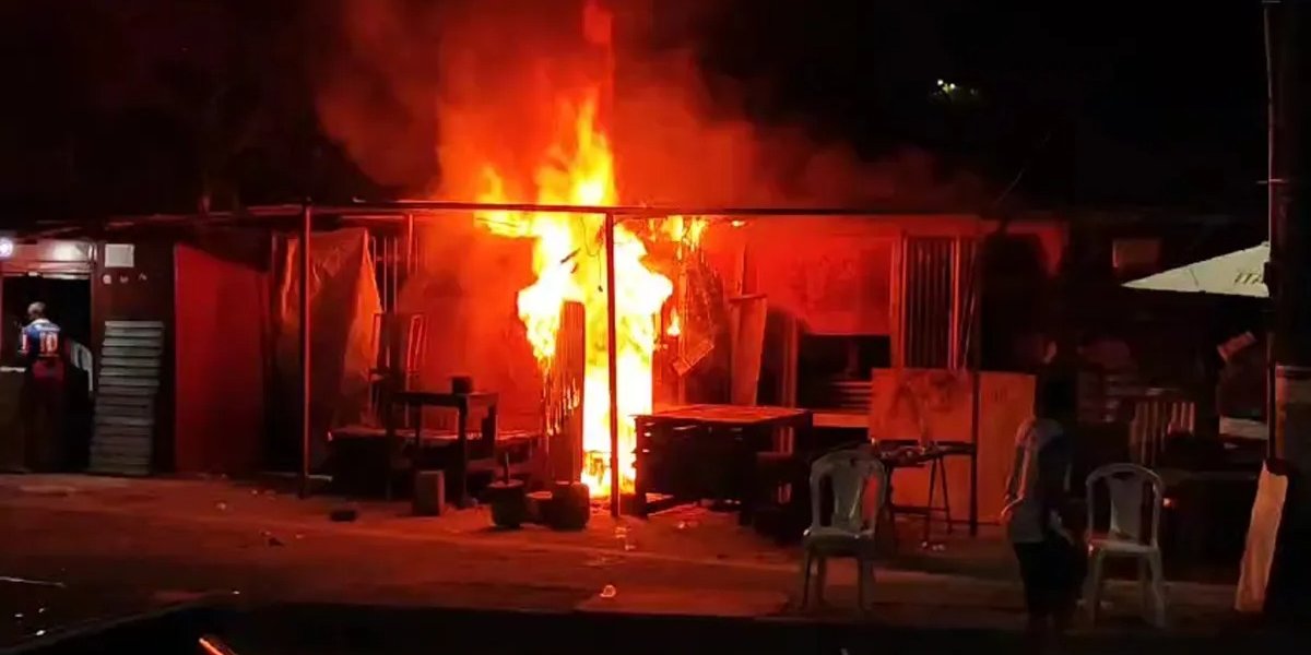 Barraca de Frutas pega fogo em Plataforma