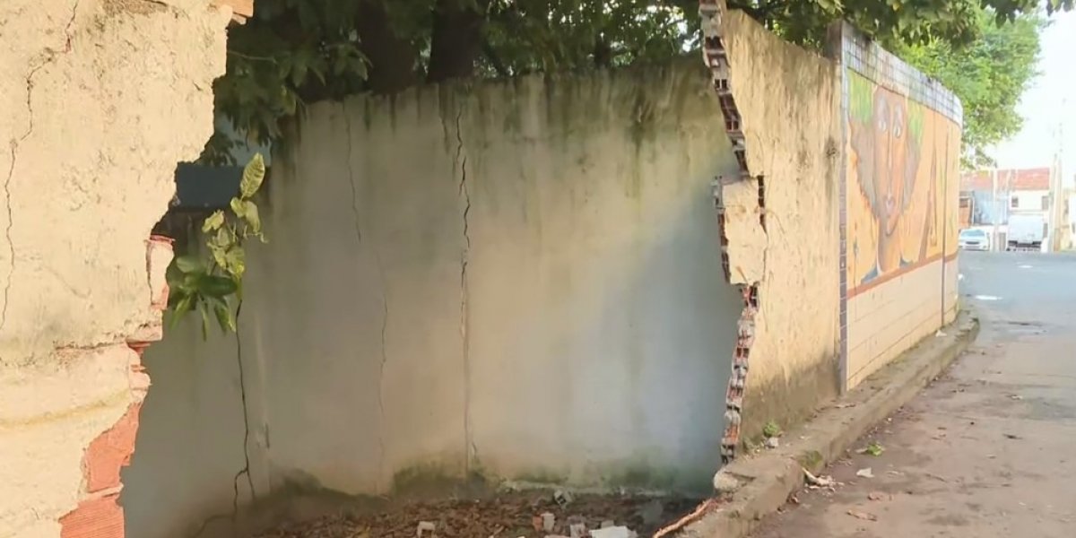 Carro invade escola em Pernamabués