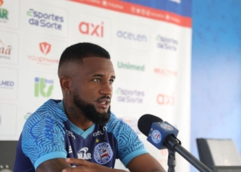 Cicinho afirma estar pronto para substituir Arias: ‘Estamos preparados’