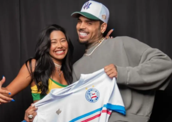 Chris Brown viraliza na web ao surgir com camisa oficial do Bahia nos bastidores de show