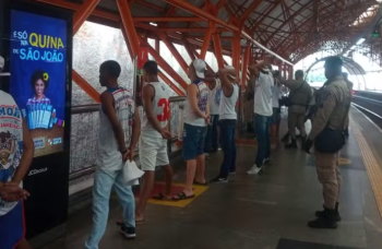 Briga entre torcedores de Bahia e Vitória causa tumulto em estação de metrô