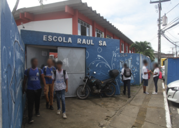 SEC afirma que há vagas de EJA em escola distante 500 metros de colégio fechado à noite por insegurança