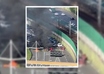 Manifestantes queimam objetos e fecham trânsito na Paralela