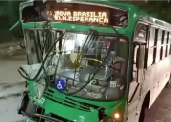 Ônibus colidem e 4 pessoas ficam feridas na Av. Tancredo Neves