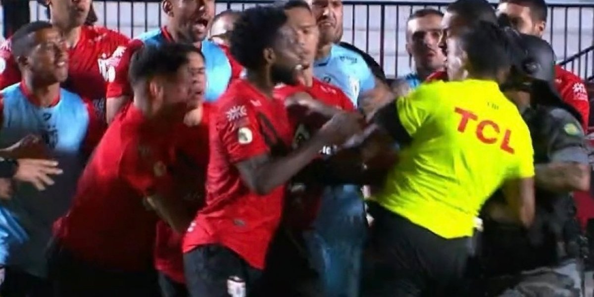 Jogadores do Atlético partem para cima do árbitro no fim da partida com o Bahia