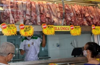 Deputados mantêm imposto sobre carnes no relatório da reforma tributária