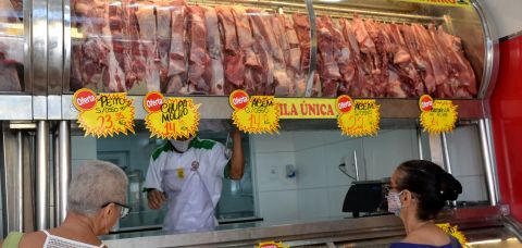 Deputados mantêm imposto sobre carnes no relatório da reforma tributária