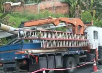 Carro derruba poste e trânsito fica interditado em Cajazeiras V