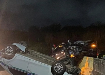Carros capotam após baterem em viaduto em Stella Maris