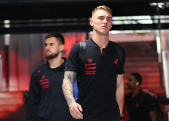 Goleiro do Athletico-PR é expulso em derrota e aponta: “Fui cabaço”