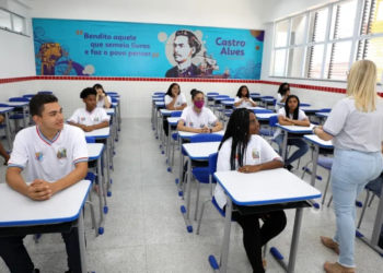 Governo da Bahia concede avanço na carreira para 770 educadores
