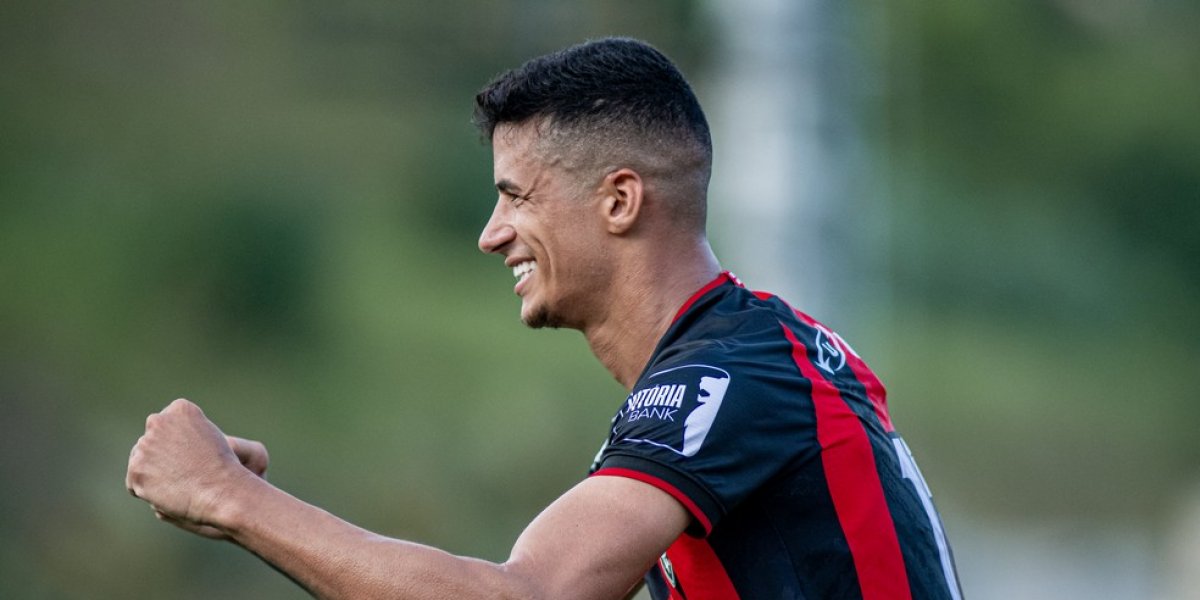 Vitória anuncia a renovação de contrato do zagueiro Camutanga até o fim de 2025