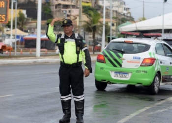 Acidente deixa carro destruído na região do Vale do Canela