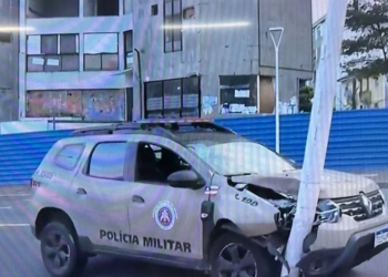 Viatura da PM colide em poste na região da Barra em Salvador