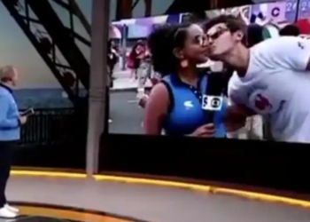 Homem tenta beijar repórter da Globo ao vivo em transmissão das Olimpíadas