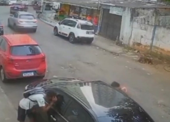 Homem é flagrado quebrando vidro de carro para roubar mochila