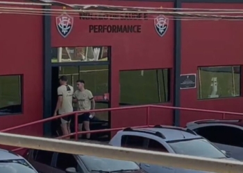 Reforço do Vitória já treina no Barradão; atacante aguarda regularização