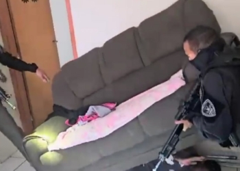 Foragido é encontrado embaixo do sofá no Rio de Janeiro