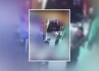 Policial saca arma em bar após levar “não” de mulher