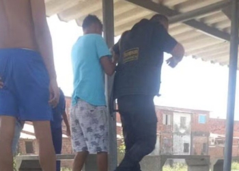 Bandidos agridem e roubam arma de segurança em estação de metrô