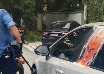 Idosa é presa após insultar policial com ofensas racistas em frente à casa de Lula