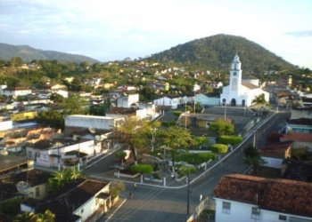 Mulher é morta na frente dos três filhos no sul da Bahia; filha de 11 anos é baleada