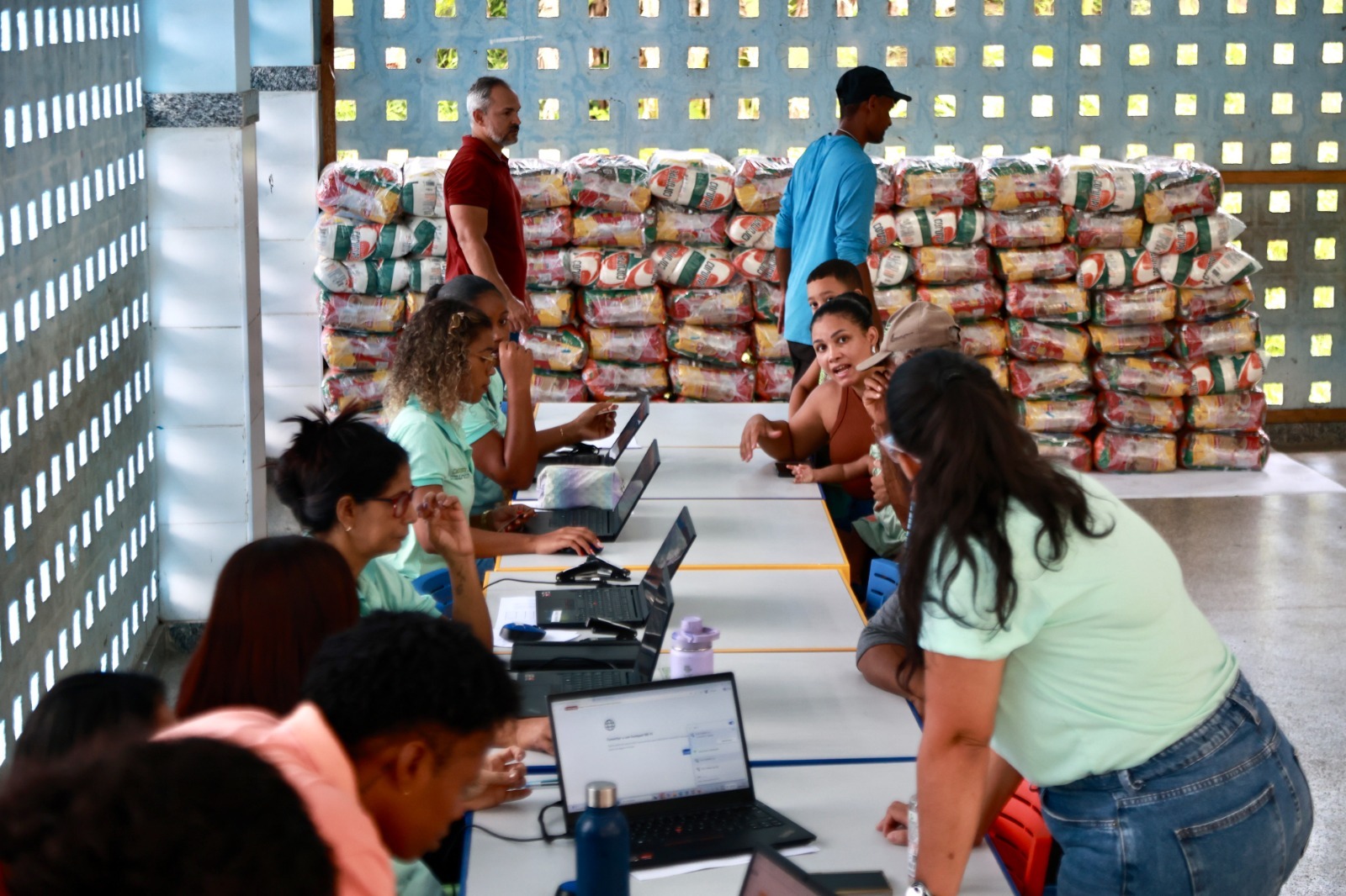 Ação da Prefeitura de Salvador leva apoio emergencial a pescadores e marisqueiros de São Tomé de Paripe