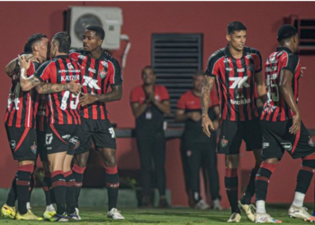 Com dois gols de Renê, Vitória atropela o Piauí e assume a liderança do Nordestão