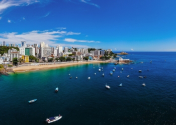 Prefeitura de Salvador inicia instalação de boias de delimitação de área de banho no Porto da Barra nesta terça (1º)