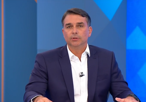 Justiça suspende entrega de título a Flávio Bolsonaro em Salvador